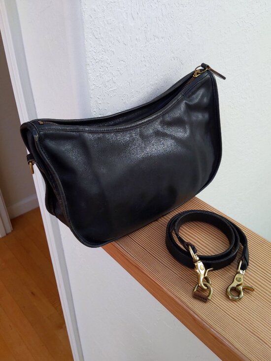 Coach Handbags - Coach Leather Swinger Style Shoulder Bag 4040 Black *broken*
